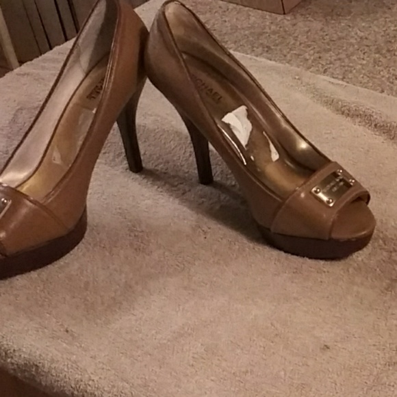 MICHEAL KORS HEELS - Picture 2 of 6